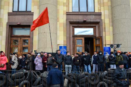 Người biểu tình thân Nga tại tòa thị chính thành phố Kharkov.